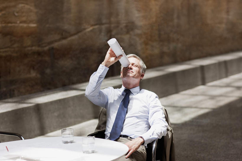 西方人,一个人,商务人士,商务男性,坐,闭眼,横图,室内,白天,正面,衬衫,餐桌,桌子,杯子,欧洲,欧洲人,仅一个男性,仅一个人,仅一个中年男性,喝,握,阴影,套装,反射,材料,档案,文件,影子,纸,墙,领带,拿,拿着,墙壁,墙面,玻璃制品,手稿,水杯,资料,眯眼,眯,握着,餐台,证明,象征,庄重,文档,商务装,身份,工薪阶层,正式,地位,男人,男性,中年男性,白种人,白领,上班族,玻璃杯,闭眼睛,闭着眼,闭着眼睛,抬头,仰头,坐着,半身,彩图,衬衣