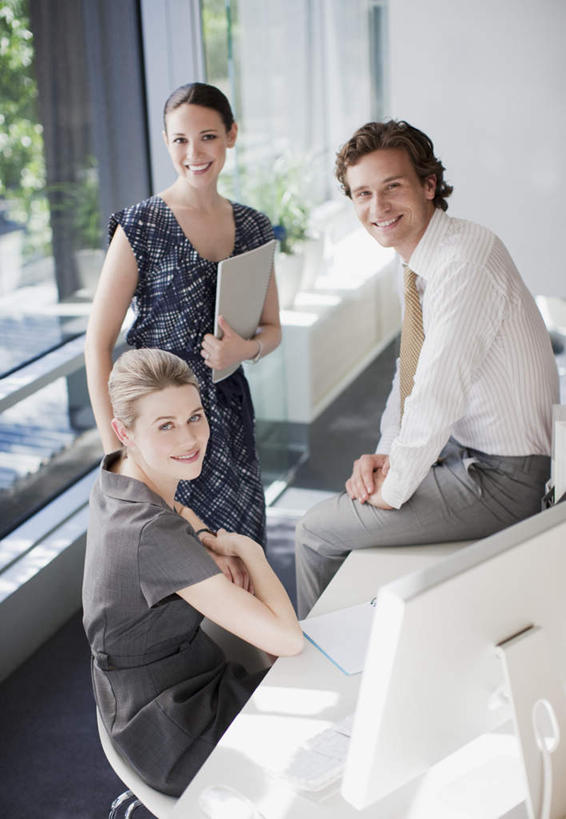 西方人,三个人,同事,商务人士,商务男性,商务女性,办公室,站,坐,笑,微笑,露齿笑,竖图,俯视,室内,白天,衬衫,成功,合作,团队,集体,信心,电脑,显示器,鼠标,键盘,植物,窗户,家具,桌子,欧洲,欧洲人,握,套装,网络,材料,档案,文件,纸,办公桌,拿,拿着,注视,输入设备,通讯设备,队伍,玻璃窗,树,树木,绿色,自然,手稿,资料,观察,看,站着,台式电脑,握着,生长,成长,观看,证明,察看,领导,成就,关注,文档,通信设备,商务装,合伙,领袖,工薪阶层,输出设备,办公家具,男人,男性,年轻男性,年轻女性,女人,女性,中年女性,白种人,白领,上班族,站立,坐着,半身,彩图,高角度拍摄,衬衣