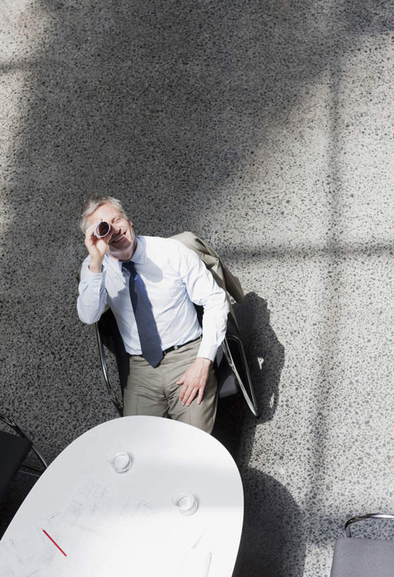 西方人,一个人,商务人士,商务男性,办公室,坐,闭眼,竖图,俯视,室内,白天,衬衫,家具,桌子,杯子,欧洲,欧洲人,仅一个男性,仅一个人,仅一个中年男性,握,阴影,套装,反射,材料,档案,文件,影子,纸,办公桌,领带,拿,拿着,玻璃制品,手稿,水杯,资料,眯眼,眯,握着,证明,象征,庄重,文档,商务装,身份,工薪阶层,办公家具,正式,地位,男人,男性,中年男性,白种人,白领,上班族,玻璃杯,闭眼睛,闭着眼,闭着眼睛,坐着,半身,彩图,高角度拍摄,衬衣