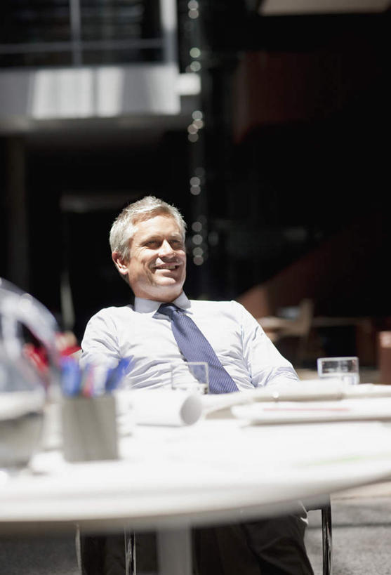 西方人,一个人,商务人士,商务男性,坐,笑,微笑,露齿笑,竖图,室内,白天,正面,衬衫,杯子,笔筒,欧洲,欧洲人,仅一个男性,仅一个人,仅一个中年男性,阴影,套装,朦胧,模糊,反射,笔,材料,档案,文件,影子,纸,办公用品,领带,注视,水笔,玻璃制品,文具,容器,手稿,水杯,学习用品,资料,观察,看,器皿,观看,储藏,文具用品,证明,察看,象征,庄重,储存,关注,文档,商务装,身份,工薪阶层,正式,地位,插笔器具,文房用具,男人,男性,中年男性,白种人,白领,上班族,玻璃杯,坐着,半身,彩图,衬衣,贮存