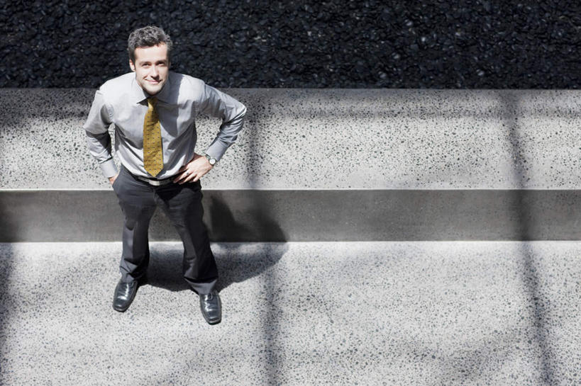 西方人,一个人,商务人士,商务男性,站,横图,俯视,室内,白天,衬衫,欧洲,欧洲人,仅一个男性,仅一个人,仅一个中年男性,阴影,套装,反射,影子,领带,地面,注视,手叉腰,叉腰,观察,看,站着,观看,察看,象征,庄重,关注,商务装,身份,手插袋,单手插袋,工薪阶层,单手抄兜,单手放兜,正式,地位,男人,男性,中年男性,白种人,白领,上班族,插兜,手插兜,手放口袋,抬头,仰头,站立,彩图,高角度拍摄,全身,衬衣,手抄兜