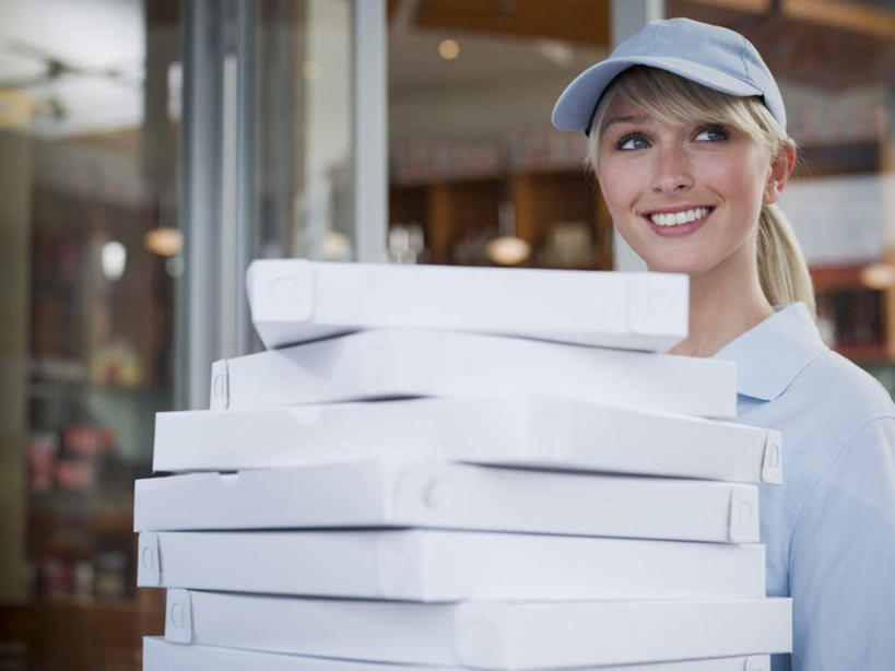 西方人,一个人,站,捧,笑,微笑,露齿笑,横图,室外,白天,正面,工作服,制服,窗户,帽子,欧洲,欧洲人,仅一个年轻女性,仅一个女性,仅一个人,一堆,许多,堆叠,堆积,服装,纸盒,很多,注视,运动帽,玻璃窗,盒子,衣服,蓝色,包装盒,观察,看,站着,快递员,鸭舌帽,服饰,观看,堆,察看,衣着,穿着,关注,快递,速递,工作制服,衣饰,年轻女性,女人,女性,白种人,端,端着,捧着,手捧,站立,半身,彩图,工作套服