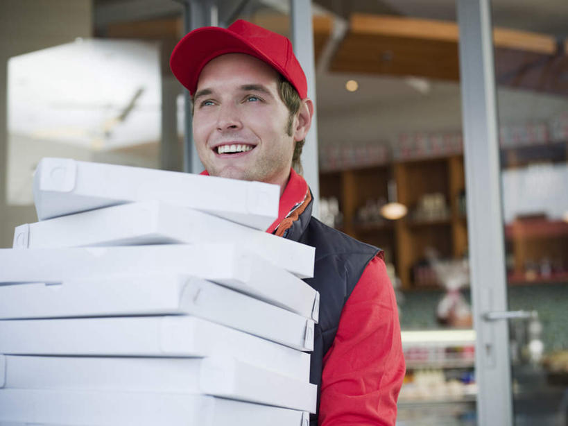 西方人,一个人,站,捧,笑,微笑,露齿笑,横图,室外,白天,正面,工作服,制服,窗户,帽子,欧洲,欧洲人,仅一个男性,仅一个人,一堆,许多,堆叠,堆积,服装,朦胧,模糊,纸盒,很多,注视,运动帽,玻璃窗,盒子,仅一个年轻男性,衣服,红色,包装盒,观察,看,站着,快递员,鸭舌帽,服饰,观看,堆,察看,衣着,穿着,关注,快递,速递,工作制服,衣饰,男人,男性,年轻男性,白种人,端,端着,捧着,手捧,站立,半身,彩图,工作套服