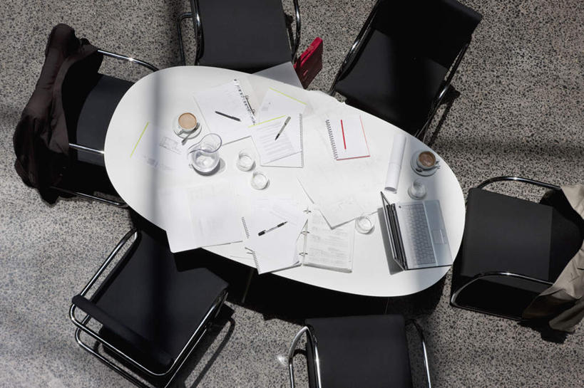 无人,办公室,横图,俯视,室内,白天,电脑,笔记本电脑,家具,桌子,杯子,椅子,环绕,围绕,网络,材料,瓷器,档案,文件,纸,办公桌,咖啡杯,陶瓷制品,凌乱,环抱,通讯设备,会议椅,手稿,资料,办公椅,证明,混乱,无线,文档,瓷杯,通信设备,无线网络,无线上网,便携式电脑,办公家具,商务椅,培训椅,萦绕,纷乱,缭乱,庞杂,手提电脑,彩图,高角度拍摄