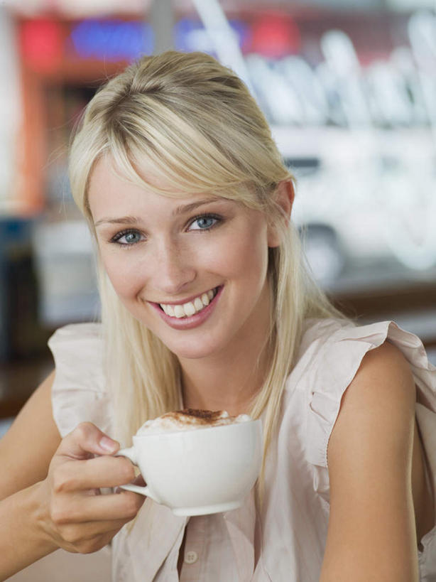 咖啡,西方人,一个人,商务人士,商务女性,坐,笑,微笑,露齿笑,竖图,室内,白天,正面,幸福,杯子,欧洲,欧洲人,仅一个年轻女性,仅一个女性,仅一个人,握,套装,朦胧,模糊,瓷器,卡布奇诺,咖啡杯,陶瓷制品,一杯,拿,拿着,注视,娱乐,饮料,观察,看,享受,休闲,温馨,放松,乐趣,握着,观看,察看,提神,舒适,关注,咖啡店,瓷杯,醒脑,商务装,咖啡屋,工薪阶层,软饮料,卡布奇诺咖啡,年轻女性,女人,女性,白种人,白领,上班族,坐着,半身,彩图,咖啡馆