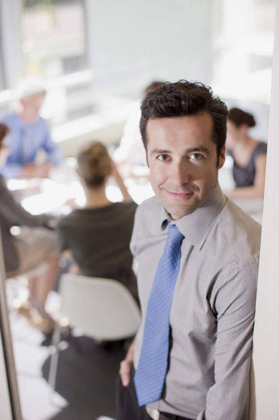 西方人,同事,商务人士,商务男性,商务女性,办公室,站,坐,笑,微笑,露齿笑,竖图,室内,白天,正面,衬衫,成功,合作,团队,集体,信心,家具,桌子,椅子,欧洲,欧洲人,套装,朦胧,模糊,办公桌,墙,领带,许多人,注视,队伍,墙壁,墙面,会议椅,观察,看,站着,一群人,观看,办公椅,察看,领导,象征,庄重,成就,关注,商务装,身份,合伙,领袖,工薪阶层,办公家具,正式,地位,商务椅,培训椅,男人,男性,女人,女性,中年男性,中年女性,白种人,白领,上班族,站立,坐着,半身,彩图,衬衣