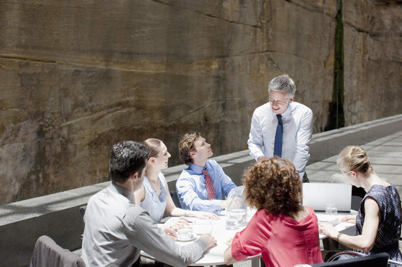 西方人,背部,同事,商务人士,商务男性,商务女性,办公室,站,坐,说,横图,室内,白天,正面,衬衫,讨论,成功,合作,团队,集体,信心,家具,桌子,椅子,欧洲,欧洲人,套装,开会,会议,笔,材料,档案,文件,纸,办公桌,墙,办公用品,领带,许多人,队伍,水笔,墙壁,墙面,文具,会议椅,手稿,学习用品,资料,站着,一群人,办公椅,文具用品,证明,领导,象征,庄重,成就,文档,商务装,身份,合伙,领袖,工薪阶层,办公家具,正式,地位,商务椅,培训椅,交流,男人,男性,年轻男性,年轻女性,女人,女性,中年男性,中年女性,白种人,白领,上班族,沟通,讲话,交谈,商讨,说话,谈话,站立,坐着,半身,彩图,衬衣