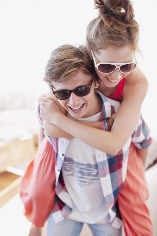 西方人,背,两个人,站,抱,笑,微笑,露齿笑,竖图,室内,白天,正面,爱情,欧洲,欧洲人,服装,墨镜,眼镜,浪漫,注视,休闲装,衣服,太阳镜,太阳眼镜,背着,观察,看,站着,休闲,温暖,温馨,休闲服,遮阳镜,恩爱,恋人,服饰,抱着,观看,和睦,察看,搂着,关注,背负,男人,男性,年轻男性,年轻女性,女人,女性,白种人,情侣,怀抱,搂,搂抱,相抱,拥抱,站立,半身,彩图,伴侣,融洽