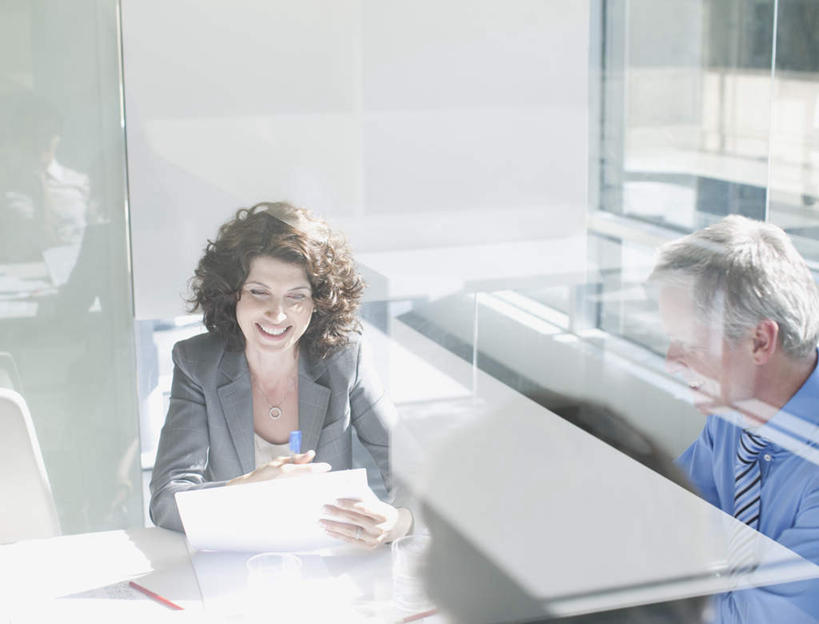 西方人,两个人,同事,商务人士,商务男性,商务女性,坐,笑,微笑,露齿笑,横图,室内,白天,正面,衬衫,成功,合作,团队,集体,信心,窗户,欧洲,欧洲人,握,套装,材料,档案,文件,纸,领带,拿,拿着,注视,队伍,玻璃窗,手稿,资料,观察,看,握着,观看,证明,察看,领导,象征,庄重,成就,关注,文档,商务装,身份,合伙,领袖,工薪阶层,正式,地位,男人,男性,女人,女性,中年男性,中年女性,白种人,白领,上班族,坐着,半身,彩图,衬衣