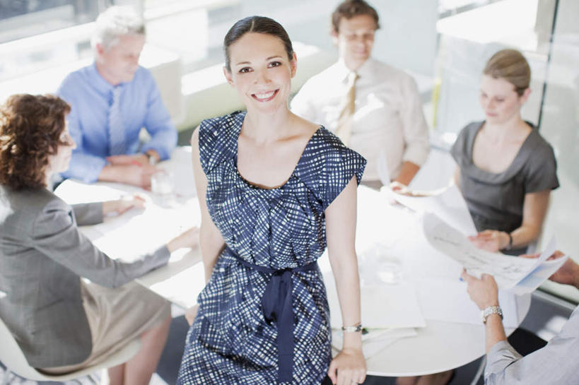 西方人,同事,商务人士,商务男性,商务女性,办公室,站,坐,笑,微笑,露齿笑,横图,俯视,室内,白天,衬衫,成功,合作,团队,集体,信心,家具,桌子,椅子,欧洲,欧洲人,握,套装,朦胧,模糊,笔,材料,档案,文件,纸,办公桌,办公用品,领带,许多人,拿,拿着,注视,队伍,水笔,文具,会议椅,手稿,学习用品,资料,观察,看,站着,一群人,握着,观看,办公椅,文具用品,证明,察看,领导,象征,庄重,成就,关注,文档,商务装,身份,合伙,领袖,工薪阶层,办公家具,正式,地位,商务椅,培训椅,男人,男性,年轻女性,女人,女性,中年男性,中年女性,白种人,白领,上班族,站立,坐着,半身,彩图,高角度拍摄,衬衣