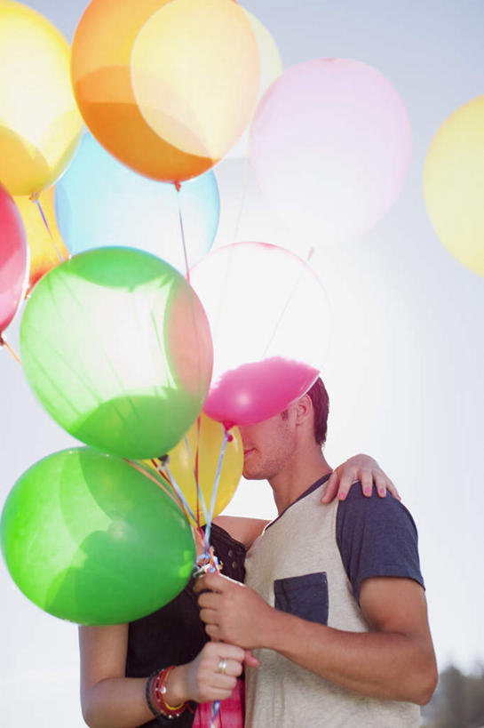 西方人,两个人,站,抱,竖图,室外,白天,仰视,爱情,欧洲,欧洲人,握,阴影,服装,装饰,光线,影子,塑料,浪漫,拿,拿着,休闲装,衣服,蓝色,蓝天,天空,阳光,气球,塑料制品,天,站着,休闲,温暖,温馨,休闲服,橡胶,恩爱,握着,恋人,服饰,晴朗,抱着,华丽,修饰,点缀,和睦,搂着,橡胶制品,万里无云,衬托,美观,雅致,雅观,男人,男性,年轻男性,年轻女性,女人,女性,白种人,情侣,晴空,晴空万里,怀抱,搂,搂抱,相抱,拥抱,站立,半身,彩图,低角度拍摄,伴侣,融洽