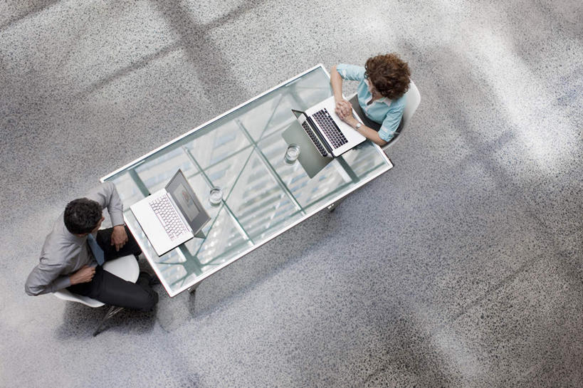 西方人,两个人,同事,商务人士,商务男性,商务女性,办公室,坐,横图,俯视,室内,白天,衬衫,成功,合作,团队,集体,信心,电脑,笔记本电脑,家具,桌子,椅子,欧洲,欧洲人,敲打,阴影,套装,反射,网络,影子,办公桌,注视,输入,通讯设备,队伍,相视,会议椅,打字,观察,看,面对面,观看,对视,点击,敲击,办公椅,察看,无线,领导,互视,成就,关注,通信设备,相对,商务装,无线网络,合伙,领袖,无线上网,便携式电脑,工薪阶层,相看,办公家具,商务椅,培训椅,按键,手提电脑,男人,男性,女人,女性,中年男性,中年女性,白种人,白领,上班族,坐着,彩图,高角度拍摄,全身,衬衣