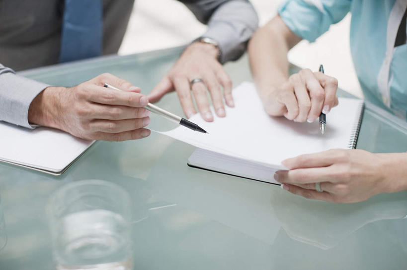 西方人,手,两个人,同事,商务人士,商务男性,商务女性,办公室,坐,横图,俯视,室内,特写,白天,衬衫,爱情,成功,合作,团队,集体,信心,家具,桌子,杯子,欧洲,欧洲人,握,套装,朦胧,模糊,笔,材料,档案,文件,纸,办公桌,办公用品,领带,浪漫,拿,拿着,队伍,水笔,玻璃制品,文具,装饰品,戒指,饰品,手稿,首饰,水杯,学习用品,资料,手部,恩爱,握着,文具用品,信物,证明,领导,权利,象征,庄重,成就,文档,商务装,身份,合伙,领袖,工薪阶层,办公家具,正式,地位,手饰,男人,男性,女人,女性,中年男性,中年女性,白种人,白领,上班族,玻璃杯,坐着,半身,彩图,高角度拍摄,衬衣