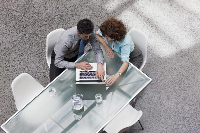 西方人,两个人,同事,商务人士,商务男性,商务女性,办公室,坐,横图,俯视,室内,白天,衬衫,成功,合作,团队,集体,信心,电脑,笔记本电脑,家具,桌子,椅子,欧洲,欧洲人,敲打,阴影,套装,反射,网络,影子,办公桌,注视,输入,通讯设备,队伍,会议椅,打字,观察,看,观看,点击,敲击,办公椅,察看,无线,领导,成就,关注,通信设备,商务装,无线网络,合伙,领袖,无线上网,便携式电脑,工薪阶层,办公家具,商务椅,培训椅,按键,手提电脑,男人,男性,女人,女性,中年男性,中年女性,白种人,白领,上班族,坐着,彩图,高角度拍摄,全身,衬衣