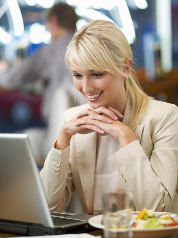 西方人,一个人,商务人士,商务女性,餐厅,坐,笑,微笑,露齿笑,竖图,室内,白天,正面,电脑,笔记本电脑,蔬菜,杯子,餐具,欧洲,欧洲人,仅一个年轻女性,仅一个女性,仅一个人,撑,套装,朦胧,模糊,新鲜,网络,碟子,盘,生食,蔬菜沙拉,沙拉,食品,托腮,注视,通讯设备,色拉,沙律,玻璃制品,食物,盘子,水杯,碟,观察,看,托,有机食品,绿色食品,观看,色拉酱,一台,察看,无线,关注,托下巴,千岛酱,通信设备,商务装,无线网络,无线上网,便携式电脑,工薪阶层,手提电脑,年轻女性,女人,女性,白种人,白领,上班族,玻璃杯,坐着,半身,彩图,餐馆,饭店,饭馆