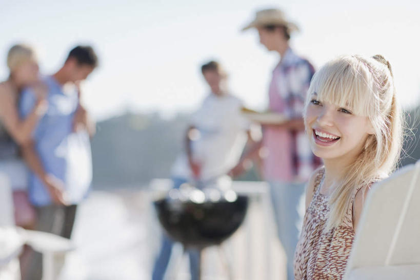 西方人,伙伴,朋友,站,抱,笑,微笑,露齿笑,横图,室外,白天,正面,爱情,烧烤,友谊,植物,帽子,欧洲,欧洲人,五个人,握,阴影,服装,朦胧,模糊,光线,影子,烤架,烤肉,许多人,浪漫,拿,拿着,注视,休闲装,树,树木,衣服,绿色,阳光,自然,遮阳帽,观察,看,站着,一群人,休闲,温暖,温馨,休闲服,铁架,恩爱,握着,恋人,服饰,生长,成长,抱着,观看,和睦,察看,搂着,关注,友情,男人,男性,年轻男性,年轻女性,女人,女性,白种人,情侣,怀抱,搂,搂抱,相抱,拥抱,站立,半身,彩图,伴侣,融洽