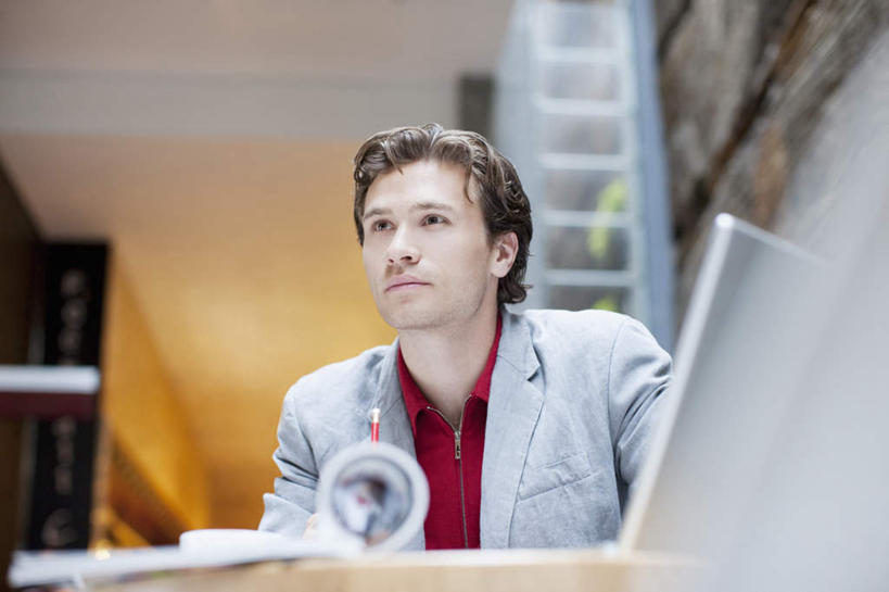 西方人,一个人,商务人士,商务男性,办公室,坐,横图,室内,白天,仰视,衬衫,电脑,笔记本电脑,家具,桌子,欧洲,欧洲人,仅一个男性,仅一个人,套装,朦胧,模糊,网络,材料,档案,文件,纸,办公桌,注视,通讯设备,仅一个年轻男性,手稿,资料,观察,看,观看,一台,证明,察看,无线,关注,文档,通信设备,商务装,无线网络,无线上网,便携式电脑,工薪阶层,办公家具,手提电脑,男人,男性,年轻男性,白种人,白领,上班族,坐着,半身,彩图,低角度拍摄,衬衣