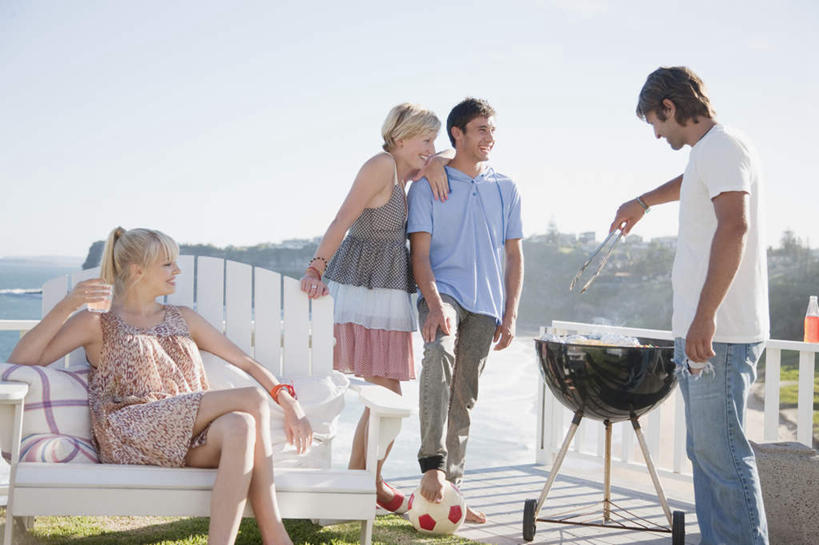 西方人,四个人,伙伴,朋友,栏杆,站,坐,笑,微笑,露齿笑,横图,室外,白天,正面,爱情,烧烤,友谊,植物,靠垫,沙发,欧洲,欧洲人,握,阴影,服装,光线,影子,栅栏,篱笆,围栏,烤架,靠枕,烤肉,浪漫,拿,拿着,注视,休闲装,护栏,树,树木,衣服,蓝色,绿色,蓝天,天空,阳光,自然,垫子,枕头,天,观察,看,站着,休闲,温暖,温馨,休闲服,铁架,恩爱,搭,握着,恋人,服饰,生长,晴朗,成长,观看,和睦,察看,搭着,关注,布艺沙发,万里无云,友情,男人,男性,年轻男性,年轻女性,女人,女性,白种人,情侣,晴空,晴空万里,站立,坐着,半身,彩图,伴侣,融洽