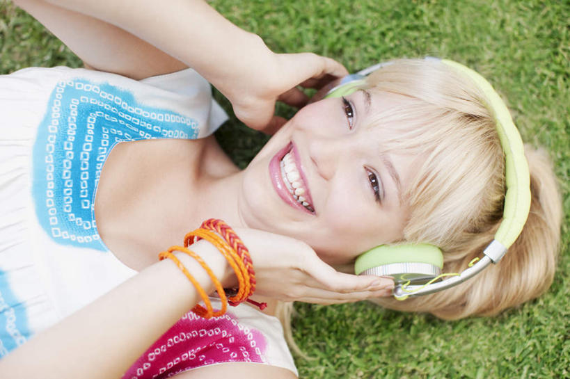 西方人,脸,头,脸颊,手,一个人,躺,笑,微笑,露齿笑,横图,俯视,室外,特写,白天,快乐,满意,幸福,草地,草坪,植物,欧洲,欧洲人,双手,仅一个年轻女性,仅一个女性,仅一个人,握,服装,音响,音乐,拿,拿着,注视,休闲装,娱乐,肩膀,装饰品,草,衣服,绿色,耳机,饰品,手链,首饰,观察,看,享受,休闲,手部,休闲服,放松,握着,服饰,手镯,观看,察看,舒适,享乐,关注,镯子,卧着,年轻女性,女人,女性,白种人,头部,脸部,脸蛋,面部,躺着,卧,半身,彩图,高角度拍摄