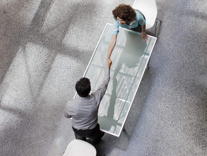 西方人,两个人,同事,商务人士,商务男性,商务女性,办公室,站,握手,横图,俯视,室内,白天,衬衫,成功,合作,团队,集体,信心,家具,桌子,椅子,欧洲,欧洲人,阴影,套装,反射,影子,办公桌,队伍,相视,会议椅,站着,面对面,对视,办公椅,领导,互视,成就,相对,商务装,合伙,领袖,工薪阶层,相看,办公家具,商务椅,培训椅,男人,男性,女人,女性,中年男性,中年女性,白种人,白领,上班族,搀手,拉手,手搀手,手拉手,手牵手,手握手,站立,彩图,高角度拍摄,全身,衬衣