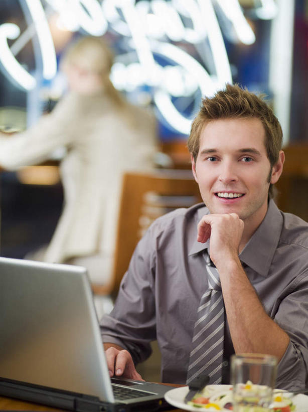 西方人,背部,两个人,同事,餐厅,坐,笑,微笑,露齿笑,竖图,室内,白天,正面,爱情,成功,合作,团队,集体,信心,电脑,笔记本电脑,蔬菜,杯子,餐具,欧洲,欧洲人,撑,朦胧,模糊,新鲜,网络,碟子,盘,生食,蔬菜沙拉,沙拉,食品,浪漫,托腮,注视,通讯设备,色拉,队伍,沙律,玻璃制品,食物,盘子,水杯,碟,观察,看,托,温暖,温馨,恩爱,恋人,有机食品,绿色食品,观看,色拉酱,一台,和睦,察看,无线,领导,成就,关注,托下巴,千岛酱,通信设备,无线网络,合伙,领袖,无线上网,便携式电脑,手提电脑,男人,男性,年轻男性,年轻女性,女人,女性,白种人,情侣,玻璃杯,坐着,半身,彩图,餐馆,饭店,饭馆,伴侣,融洽