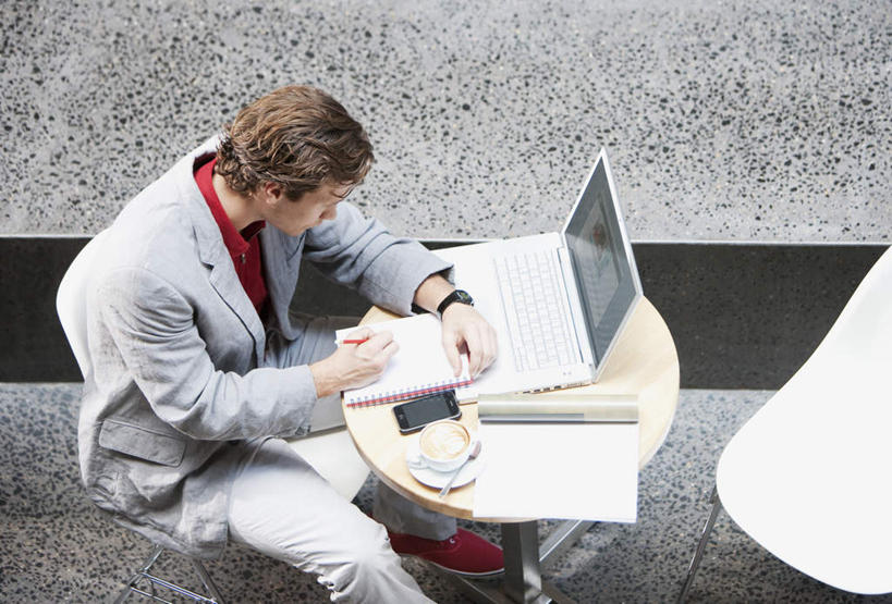 西方人,一个人,商务人士,商务男性,坐,打电话,横图,俯视,室内,白天,衬衫,电脑,笔记本电脑,餐桌,桌子,杯子,电话,手机,欧洲,欧洲人,仅一个男性,仅一个人,握,套装,网络,瓷器,记事本,咖啡杯,陶瓷制品,拿,拿着,注视,通讯设备,仅一个年轻男性,本子,笔记本,观察,看,握着,餐台,观看,一台,察看,无线,书写,关注,咖啡店,瓷杯,通信设备,商务装,无线网络,咖啡屋,无线上网,便携式电脑,工薪阶层,交流,手提电脑,男人,男性,年轻男性,白种人,白领,上班族,沟通,通话,坐着,半身,彩图,高角度拍摄,衬衣,咖啡馆