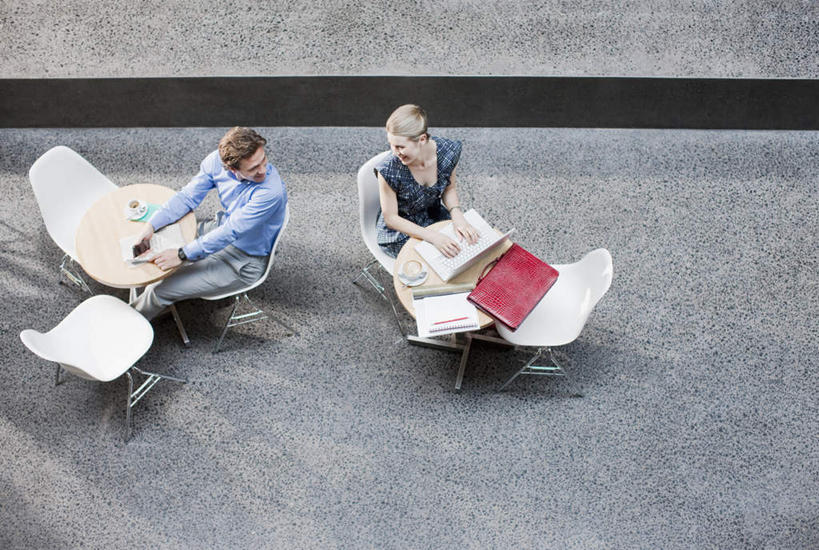 咖啡,西方人,两个人,同事,商务人士,商务男性,商务女性,坐,横图,俯视,室内,白天,衬衫,幸福,成功,合作,团队,集体,信心,电脑,笔记本电脑,餐桌,桌子,杯子,欧洲,欧洲人,敲打,套装,网络,瓷器,咖啡杯,陶瓷制品,扭头,注视,娱乐,输入,通讯设备,队伍,饮料,打字,观察,看,转头,享受,休闲,温馨,放松,乐趣,餐台,观看,点击,敲击,察看,提神,无线,领导,舒适,成就,关注,咖啡店,瓷杯,醒脑,通信设备,商务装,无线网络,咖啡屋,合伙,领袖,无线上网,便携式电脑,工薪阶层,软饮料,按键,手提电脑,男人,男性,年轻男性,年轻女性,女人,女性,白种人,白领,上班族,坐着,彩图,高角度拍摄,全身,衬衣,咖啡馆