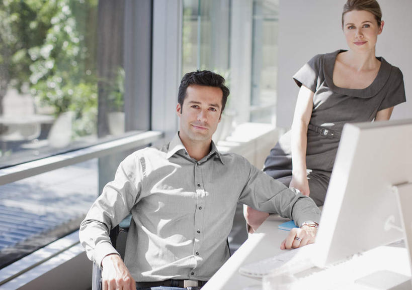 西方人,两个人,同事,商务人士,商务男性,商务女性,办公室,坐,笑,微笑,横图,室内,白天,正面,衬衫,成功,合作,团队,集体,信心,电脑,显示器,鼠标,键盘,植物,窗户,家具,桌子,欧洲,欧洲人,套装,网络,办公桌,墙,注视,输入设备,通讯设备,队伍,玻璃窗,墙壁,墙面,树,树木,绿色,自然,观察,看,台式电脑,生长,成长,观看,察看,领导,成就,关注,通信设备,商务装,合伙,领袖,工薪阶层,输出设备,办公家具,男人,男性,女人,女性,中年男性,中年女性,白种人,白领,上班族,坐着,半身,彩图,衬衣