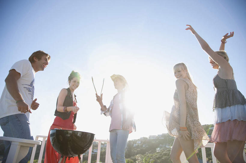 西方人,伙伴,朋友,站,举,笑,微笑,露齿笑,横图,室外,白天,仰视,爱情,烧烤,友谊,植物,欧洲,欧洲人,五个人,握,阴影,服装,光线,影子,烤架,烤肉,许多人,浪漫,拿,拿着,注视,休闲装,树,树木,衣服,蓝色,绿色,蓝天,天空,阳光,自然,夹子,天,观察,看,托,站着,一群人,休闲,温暖,温馨,休闲服,铁架,恩爱,握着,恋人,服饰,生长,晴朗,成长,观看,和睦,察看,关注,万里无云,食品夹,食物夹,面包夹,意粉夹,友情,男人,男性,年轻男性,年轻女性,女人,女性,白种人,情侣,晴空,晴空万里,举起,举手,举着,向上举,向上伸,向上托,站立,半身,彩图,低角度拍摄,伴侣,融洽