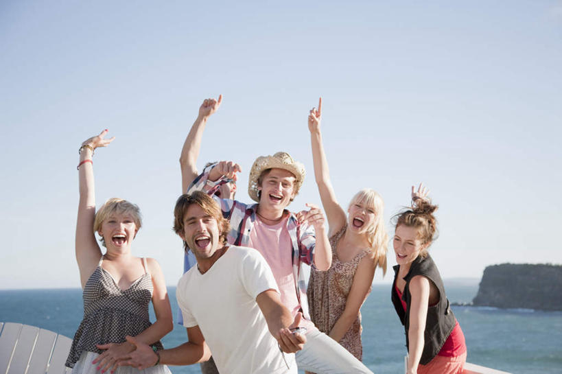 西方人,伙伴,朋友,站,举,笑,微笑,露齿笑,横图,室外,白天,正面,爱情,友谊,海浪,海洋,帽子,欧洲,欧洲人,阴影,服装,欢呼,光线,影子,浪花,许多人,浪漫,注视,休闲装,衣服,蓝色,蓝天,天空,阳光,海水,遮阳帽,天,观察,看,托,站着,张嘴,一群人,休闲,温暖,温馨,休闲服,恩爱,恋人,服饰,晴朗,观看,和睦,察看,关注,张大嘴巴,海景,万里无云,友情,男人,男性,年轻男性,年轻女性,女人,女性,白种人,情侣,大海,风浪,海,海水的波动,近岸浪,涌浪,晴空,晴空万里,张开嘴,举起,举手,举着,向上举,向上伸,向上托,站立,半身,彩图,伴侣,融洽