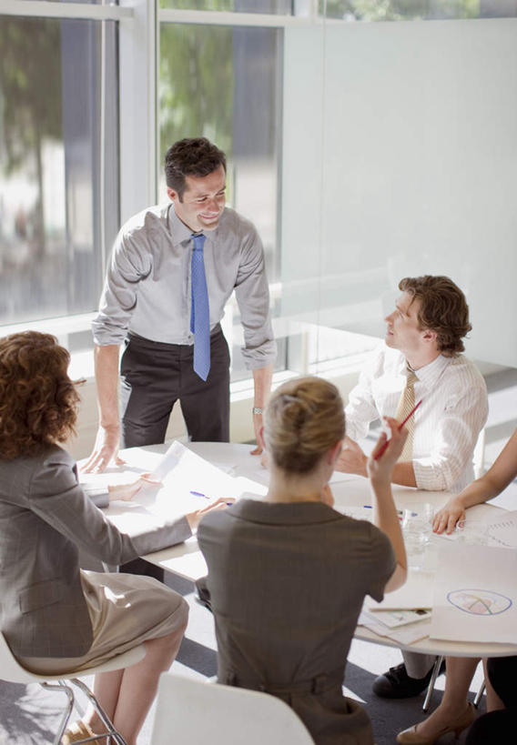 西方人,背部,四个人,同事,商务人士,商务男性,商务女性,办公室,站,坐,说,竖图,室内,白天,正面,衬衫,讨论,成功,合作,团队,集体,信心,植物,窗户,家具,桌子,椅子,欧洲,欧洲人,套装,开会,会议,办公桌,墙,领带,注视,队伍,玻璃窗,墙壁,墙面,树,树木,绿色,自然,会议椅,观察,看,站着,生长,成长,观看,办公椅,察看,领导,象征,庄重,成就,关注,商务装,身份,合伙,领袖,工薪阶层,办公家具,正式,地位,商务椅,培训椅,交流,男人,男性,年轻男性,年轻女性,女人,女性,中年男性,中年女性,白种人,白领,上班族,沟通,讲话,交谈,商讨,说话,谈话,站立,坐着,半身,彩图,衬衣