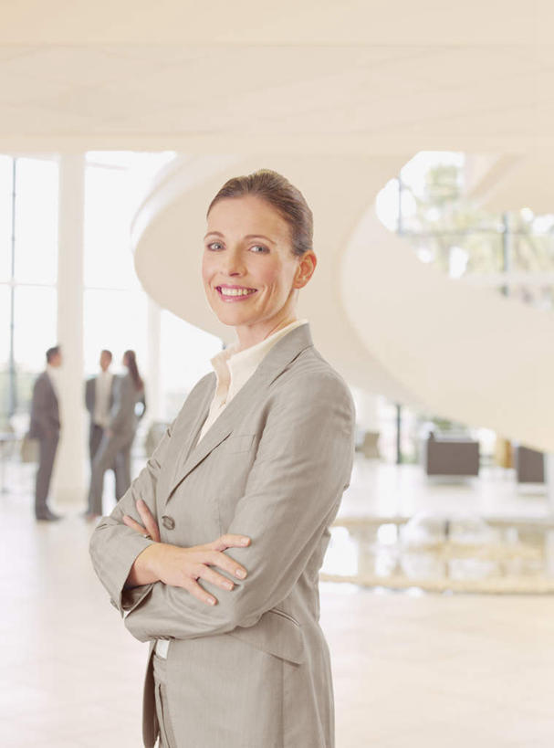 西方人,四个人,同事,商务人士,商务男性,商务女性,站,笑,双手交叉,微笑,露齿笑,竖图,室内,白天,侧面,衬衫,成功,合作,团队,集体,信心,窗户,欧洲,欧洲人,套装,墙,扭头,注视,队伍,玻璃窗,墙壁,墙面,观察,看,站着,转头,观看,察看,领导,双手抱胸,成就,关注,商务装,合伙,领袖,工薪阶层,男人,男性,女人,女性,中年男性,中年女性,白种人,白领,上班族,站立,半身,彩图,衬衣