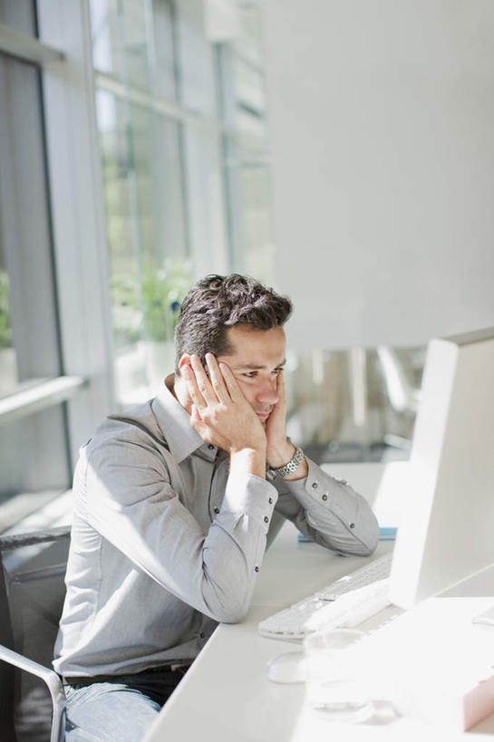 西方人,一个人,商务人士,商务男性,办公室,坐,竖图,室内,白天,正面,衬衫,电脑,显示器,鼠标,键盘,窗户,家具,桌子,椅子,欧洲,欧洲人,仅一个男性,仅一个人,仅一个中年男性,撑,套装,网络,办公桌,墙,托腮,注视,输入设备,通讯设备,玻璃窗,墙壁,墙面,会议椅,观察,看,托,台式电脑,观看,一台,办公椅,察看,关注,托下巴,通信设备,商务装,工薪阶层,输出设备,办公家具,商务椅,培训椅,男人,男性,中年男性,白种人,白领,上班族,坐着,半身,彩图,衬衣