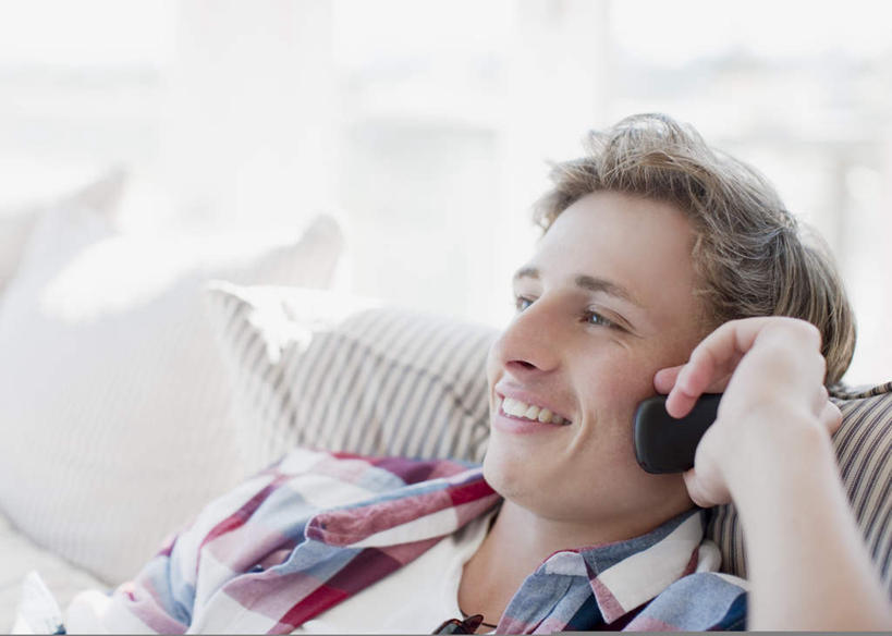 西方人,一个人,客厅,躺,笑,说,打电话,微笑,露齿笑,横图,俯视,室内,白天,讨论,靠垫,沙发,电话,手机,欧洲,欧洲人,仅一个男性,仅一个人,握,服装,朦胧,模糊,靠枕,拿,拿着,注视,休闲装,通讯设备,仅一个年轻男性,衣服,垫子,枕头,观察,看,休闲,休闲服,握着,服饰,观看,察看,起居室,关注,布艺沙发,客堂,卧着,交流,男人,男性,年轻男性,白种人,沟通,讲话,交谈,商讨,说话,谈话,躺着,通话,卧,半身,彩图,高角度拍摄