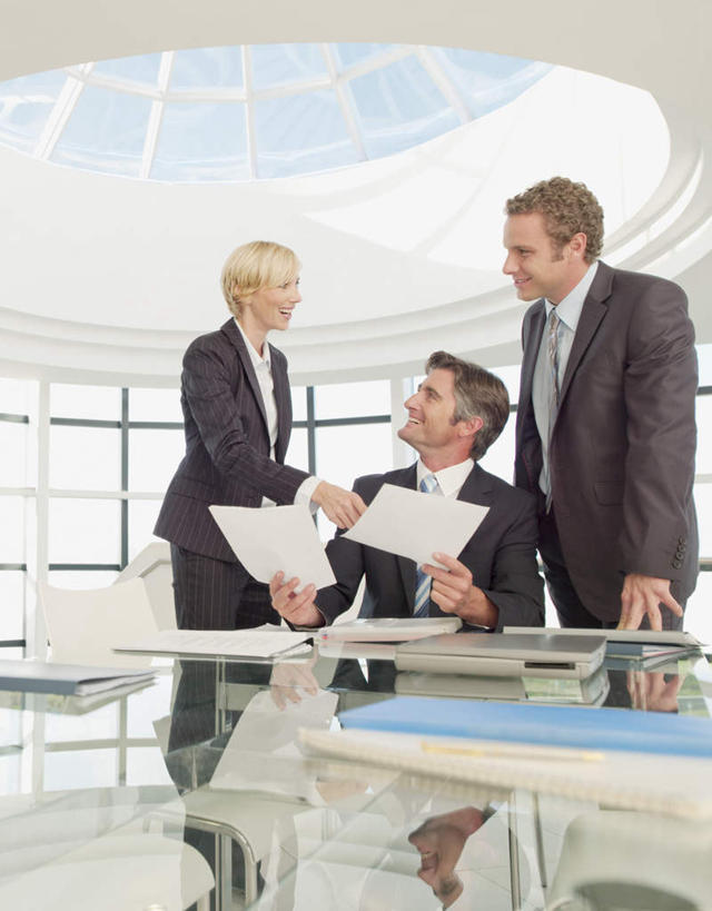 西方人,三个人,同事,商务人士,商务男性,商务女性,办公室,站,坐,说,竖图,室内,白天,正面,衬衫,讨论,成功,合作,团队,集体,信心,电脑,笔记本电脑,窗户,家具,桌子,欧洲,欧洲人,握,套装,网络,材料,档案,文件,纸,办公桌,墙,拿,拿着,注视,通讯设备,队伍,玻璃窗,墙壁,墙面,手稿,资料,观察,看,站着,握着,观看,证明,察看,无线,领导,成就,关注,文档,通信设备,商务装,无线网络,合伙,领袖,无线上网,便携式电脑,工薪阶层,办公家具,交流,手提电脑,男人,男性,女人,女性,中年男性,中年女性,白种人,白领,上班族,沟通,讲话,交谈,商讨,说话,谈话,站立,坐着,半身,彩图,衬衣