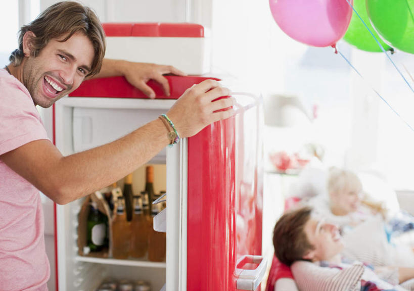 啤酒,西方人,三个人,伙伴,朋友,站,坐,笑,微笑,露齿笑,横图,室内,白天,侧面,友谊,欧洲,欧洲人,握,服装,朦胧,模糊,装饰,电器,塑料,冰箱,酒类,拿,拿着,注视,休闲装,冷冻,冷柜,玻璃制品,酒,酒瓶,饮料,衣服,玻璃瓶,瓶子,气球,塑料制品,冷藏柜,观察,看,站着,休闲,休闲服,橡胶,握着,服饰,冷藏,观看,储藏,华丽,修饰,点缀,察看,家电,家用电器,关注,橡胶制品,衬托,美观,雅致,雅观,保鲜,友情,男人,男性,年轻男性,年轻女性,女人,女性,白种人,站立,坐着,半身,彩图