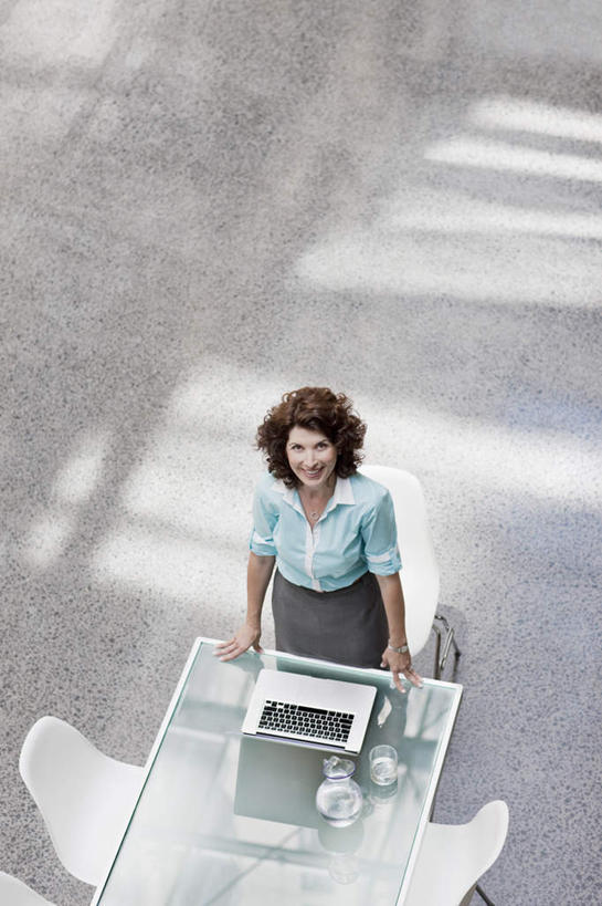 西方人,一个人,商务人士,商务女性,办公室,站,竖图,俯视,室内,白天,电脑,笔记本电脑,家具,桌子,椅子,欧洲,欧洲人,仅一个女性,仅一个人,阴影,套装,反射,网络,影子,办公桌,注视,通讯设备,会议椅,观察,看,站着,仅一个中年女性,观看,一台,办公椅,察看,无线,关注,通信设备,商务装,无线网络,无线上网,便携式电脑,工薪阶层,办公家具,商务椅,培训椅,手提电脑,女人,女性,中年女性,白种人,白领,上班族,站立,半身,彩图,高角度拍摄