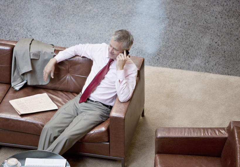 西方人,一个人,坐,笑,说,打电话,微笑,露齿笑,横图,俯视,室内,白天,讨论,沙发,电话,手机,欧洲,欧洲人,仅一个男性,仅一个人,仅一个中年男性,握,材料,档案,文件,纸,领带,拿,拿着,注视,通讯设备,红色,手稿,资料,观察,看,握着,观看,证明,察看,象征,庄重,关注,文档,身份,布艺沙发,正式,地位,交流,男人,男性,中年男性,白种人,沟通,讲话,交谈,商讨,说话,谈话,通话,坐着,半身,彩图,高角度拍摄