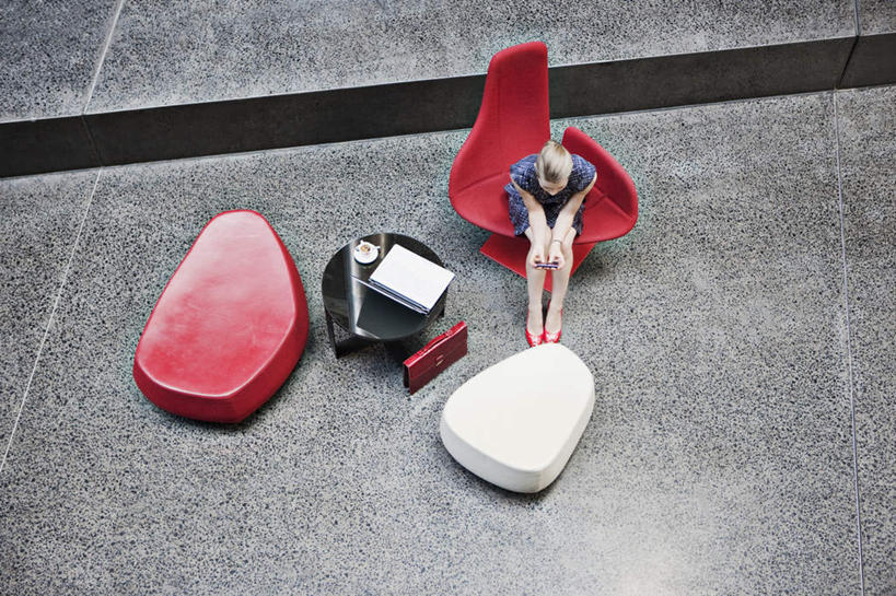 西方人,一个人,商务人士,商务女性,坐,打电话,横图,俯视,室内,白天,电脑,笔记本电脑,电话,手机,椅子,欧洲,欧洲人,仅一个女性,仅一个人,握,套装,网络,拿,拿着,注视,通讯设备,会议椅,观察,看,仅一个中年女性,握着,观看,一台,办公椅,察看,无线,关注,通信设备,商务装,无线网络,无线上网,便携式电脑,工薪阶层,商务椅,培训椅,交流,手提电脑,女人,女性,中年女性,白种人,白领,上班族,沟通,通话,坐着,彩图,高角度拍摄,全身