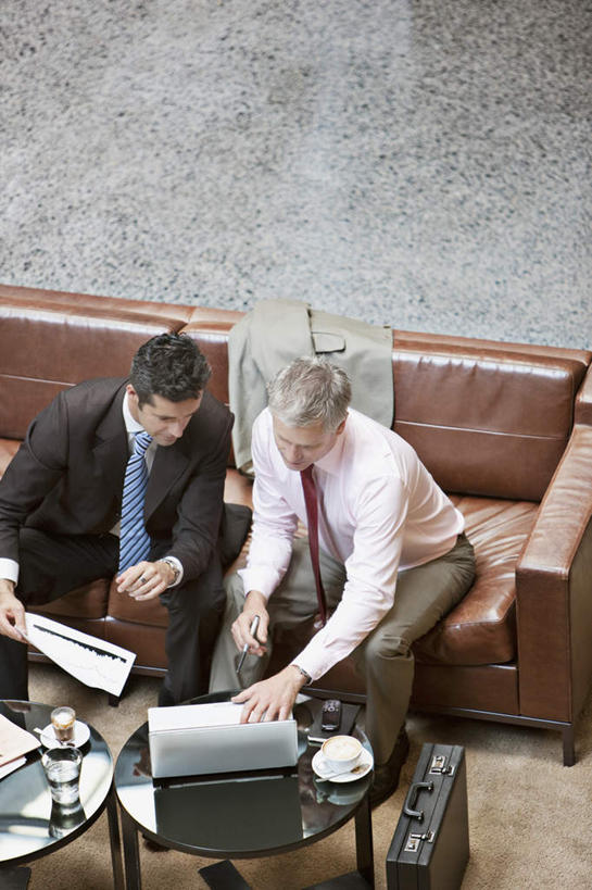 西方人,两个人,同事,商务人士,商务男性,办公室,坐,说,竖图,俯视,室内,白天,衬衫,讨论,成功,合作,团队,集体,信心,电脑,笔记本电脑,家具,沙发,桌子,杯子,欧洲,欧洲人,握,套装,网络,材料,瓷器,档案,文件,纸,办公桌,咖啡杯,陶瓷制品,拿,拿着,注视,通讯设备,队伍,手稿,资料,观察,看,握着,观看,证明,察看,无线,领导,成就,关注,文档,瓷杯,通信设备,商务装,无线网络,合伙,领袖,布艺沙发,无线上网,便携式电脑,工薪阶层,办公家具,交流,手提电脑,男人,男性,中年男性,白种人,白领,上班族,沟通,讲话,交谈,商讨,说话,谈话,坐着,半身,彩图,高角度拍摄,衬衣