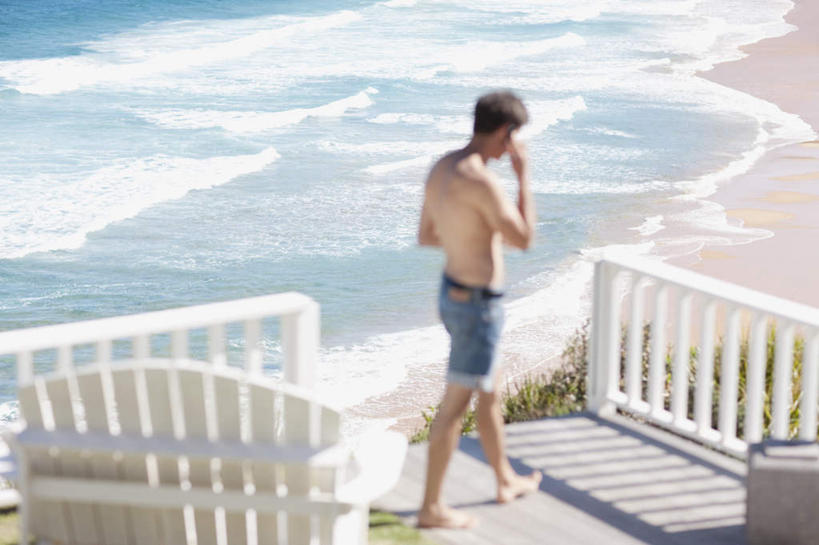 西方人,一个人,栏杆,走,说,打电话,横图,俯视,室外,白天,讨论,海浪,海洋,沙滩,植物,楼梯,电话,手机,欧洲,欧洲人,仅一个男性,仅一个人,握,阴影,裤子,光线,扶手,沙子,影子,阶梯,海岸,浪花,沙地,拿,拿着,牛仔裤,通讯设备,护栏,裸露,台阶,仅一个年轻男性,绿色,阳光,自然,海水,握着,生长,成长,裸,海景,交流,男人,男性,年轻男性,白种人,大海,风浪,海,海水的波动,海滩,近岸浪,涌浪,步行,沟通,讲话,交谈,散步,商讨,说话,谈话,通话,走路,彩图,高角度拍摄,全身