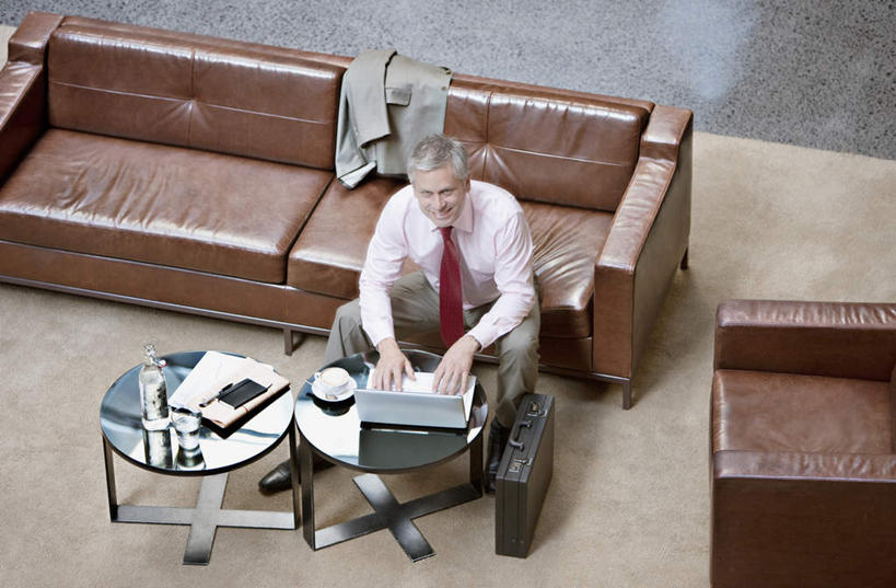 西方人,一个人,商务人士,商务男性,坐,横图,俯视,室内,白天,衬衫,电脑,笔记本电脑,沙发,杯子,欧洲,欧洲人,仅一个男性,仅一个人,仅一个中年男性,敲打,套装,网络,材料,瓷器,档案,文件,纸,咖啡杯,领带,陶瓷制品,注视,输入,通讯设备,红色,手稿,资料,打字,观察,看,观看,点击,一台,敲击,证明,察看,无线,象征,庄重,关注,文档,瓷杯,通信设备,商务装,身份,无线网络,布艺沙发,无线上网,便携式电脑,工薪阶层,正式,地位,按键,手提电脑,男人,男性,中年男性,白种人,白领,上班族,坐着,彩图,高角度拍摄,全身,衬衣