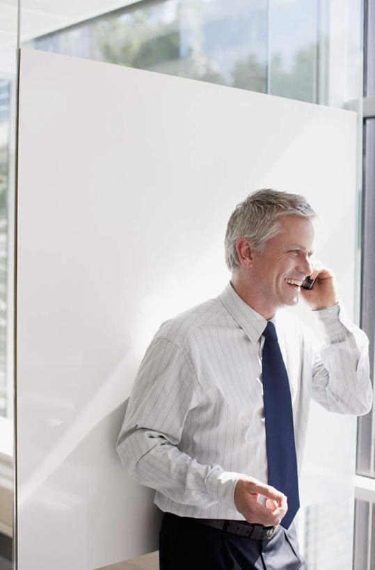 西方人,一个人,商务人士,商务男性,站,说,打电话,竖图,室内,白天,正面,衬衫,讨论,窗户,电话,手机,欧洲,欧洲人,仅一个男性,仅一个人,仅一个中年男性,握,套装,墙,领带,拿,拿着,注视,通讯设备,玻璃窗,墙壁,墙面,观察,看,站着,握着,观看,察看,象征,庄重,关注,商务装,身份,工薪阶层,一部,正式,地位,交流,男人,男性,中年男性,白种人,白领,上班族,沟通,讲话,交谈,商讨,说话,谈话,通话,站立,半身,彩图,衬衣