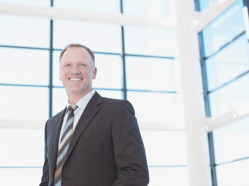 西方人,一个人,商务人士,商务男性,站,笑,微笑,露齿笑,横图,室内,白天,仰视,衬衫,窗户,欧洲,欧洲人,仅一个男性,仅一个人,仅一个中年男性,套装,领带,注视,玻璃窗,观察,看,站着,观看,察看,象征,庄重,关注,商务装,身份,工薪阶层,正式,地位,男人,男性,中年男性,白种人,白领,上班族,站立,半身,彩图,低角度拍摄,衬衣