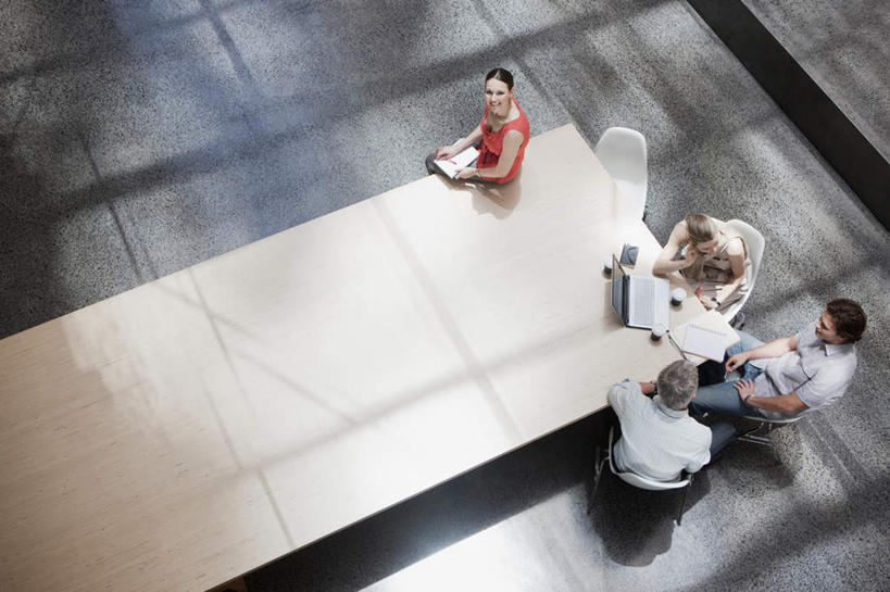 西方人,四个人,同事,商务人士,商务男性,商务女性,办公室,坐,说,横图,俯视,室内,白天,衬衫,讨论,成功,合作,团队,集体,信心,电脑,笔记本电脑,家具,桌子,椅子,欧洲,欧洲人,阴影,套装,开会,会议,反射,网络,影子,办公桌,通讯设备,队伍,无线,领导,成就,通信设备,商务装,无线网络,合伙,领袖,无线上网,便携式电脑,工薪阶层,办公家具,球椅,太空椅,鸡蛋椅,交流,手提电脑,男人,男性,年轻男性,年轻女性,女人,女性,中年男性,中年女性,白种人,白领,上班族,沟通,讲话,交谈,商讨,说话,谈话,坐着,彩图,高角度拍摄,全身,衬衣