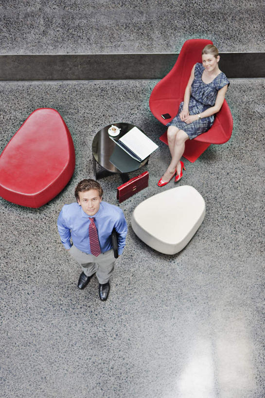 西方人,两个人,同事,商务人士,商务男性,商务女性,办公室,站,坐,竖图,俯视,室内,白天,衬衫,成功,合作,团队,集体,信心,电脑,笔记本电脑,家具,桌子,椅子,欧洲,欧洲人,套装,网络,办公桌,领带,注视,通讯设备,队伍,会议椅,观察,看,站着,观看,办公椅,察看,无线,领导,双手插袋,象征,庄重,成就,关注,通信设备,商务装,身份,无线网络,手插袋,合伙,领袖,无线上网,便携式电脑,工薪阶层,办公家具,双手抄兜,双手放兜,正式,地位,商务椅,培训椅,手提电脑,男人,男性,年轻男性,年轻女性,女人,女性,白种人,白领,上班族,插兜,两手抄兜,两手放兜,手插兜,手放口袋,抬头,仰头,站立,坐着,彩图,高角度拍摄,全身,衬衣,手抄兜