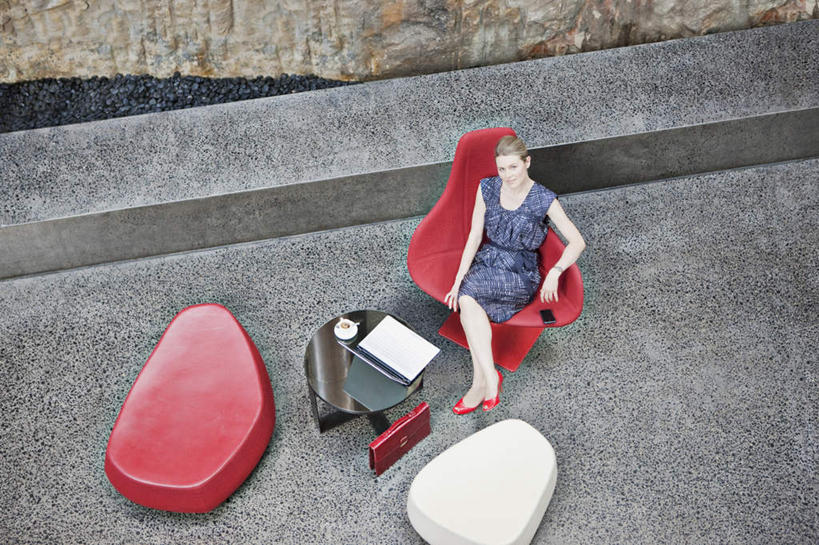 西方人,一个人,商务人士,商务女性,坐,横图,俯视,室内,白天,电脑,笔记本电脑,杯子,椅子,欧洲,欧洲人,仅一个女性,仅一个人,套装,网络,瓷器,咖啡杯,陶瓷制品,注视,通讯设备,会议椅,观察,看,仅一个中年女性,观看,办公椅,察看,无线,关注,瓷杯,通信设备,商务装,无线网络,无线上网,便携式电脑,工薪阶层,商务椅,培训椅,手提电脑,女人,女性,中年女性,白种人,白领,上班族,坐着,彩图,高角度拍摄,全身