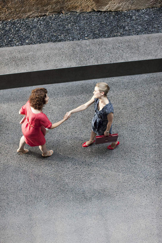 西方人,两个人,同事,商务人士,商务女性,站,握手,竖图,俯视,室外,白天,成功,合作,团队,集体,信心,欧洲,欧洲人,阴影,套装,反射,影子,注视,队伍,相视,观察,看,站着,面对面,观看,对视,察看,领导,互视,成就,关注,相对,商务装,合伙,领袖,工薪阶层,相看,女人,女性,中年女性,白种人,白领,上班族,搀手,拉手,手搀手,手拉手,手牵手,手握手,站立,彩图,高角度拍摄,全身