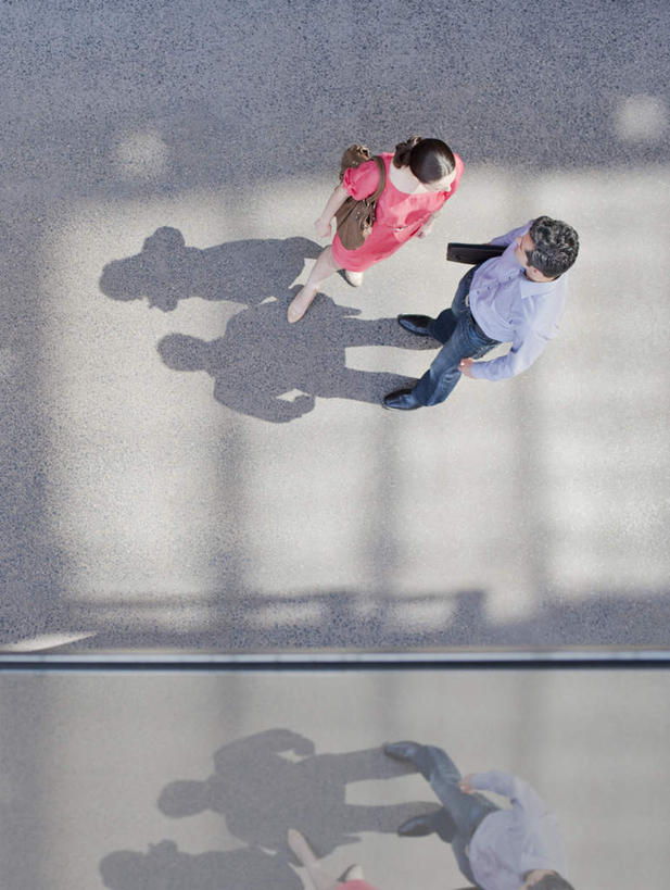 西方人,两个人,同事,商务人士,商务男性,商务女性,站,笑,说,微笑,露齿笑,竖图,俯视,室外,白天,衬衫,讨论,成功,合作,团队,集体,信心,欧洲,欧洲人,阴影,套装,光线,影子,注视,队伍,阳光,观察,看,站着,观看,察看,领导,成就,关注,商务装,合伙,领袖,工薪阶层,交流,男人,男性,女人,女性,中年男性,中年女性,白种人,白领,上班族,沟通,讲话,交谈,商讨,说话,谈话,站立,彩图,高角度拍摄,全身,衬衣