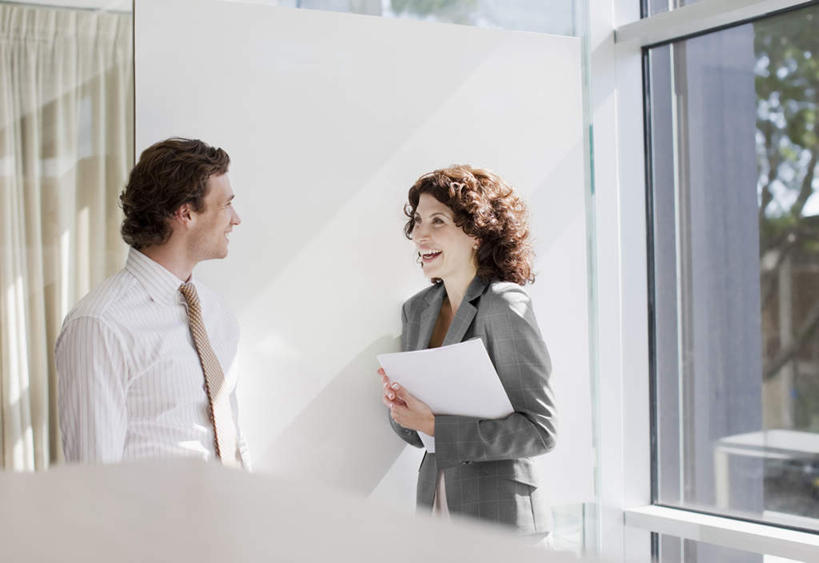 西方人,两个人,同事,商务人士,商务男性,商务女性,站,笑,说,微笑,露齿笑,横图,室内,白天,正面,衬衫,讨论,成功,合作,团队,集体,信心,窗户,欧洲,欧洲人,阴影,套装,光线,材料,档案,文件,影子,纸,领带,注视,队伍,玻璃窗,相视,阳光,手稿,资料,观察,看,站着,面对面,观看,对视,证明,察看,领导,互视,象征,庄重,成就,关注,文档,相对,商务装,身份,合伙,领袖,工薪阶层,相看,正式,地位,交流,男人,男性,女人,女性,中年男性,中年女性,白种人,白领,上班族,沟通,讲话,交谈,商讨,说话,谈话,站立,半身,彩图,衬衣